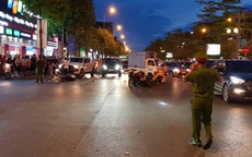 Truy tìm ô tô húc 7 xe máy đang dừng đèn đỏ rồi bỏ chạy ở Long Biên