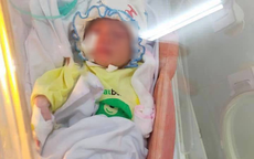Bé sơ sinh bị bỏ rơi dưới khe giữa 2 nhà ở Hà Nội sẽ được cho nhận nuôi nếu người thân không đến nhận