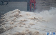 Hình ảnh con đập lớn nhất thế giới phải đối mặt với đỉnh lũ lớn tồi tệ ở Trung Quốc