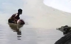 Nam thanh niên nhảy xuống sông Tô Lịch cứu cụ bà chới với dưới dòng nước đen