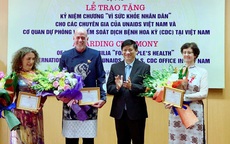Bộ Y tế trao tặng Kỷ niệm chương "Vì sức khỏe nhân dân" cho các chuyên gia của UNAIDS và CDC Hoa Kỳ tại Việt Nam