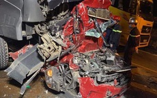Xe container tông nát xe con, 3 người chết thảm trên phố Hà Nội