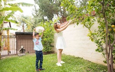 “Búp bê” Thanh Thảo tránh dịch COVID-19 fan mới có dịp ngắm khu vườn đầy hoa trái trong biệt thự triệu đô của cô ở Mỹ