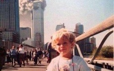 Câu chuyện cậu bé đứng chụp ảnh điềm tĩnh, đằng sau là tòa tháp bốc cháy trong thảm kịch 11/9 gây ra nhiều tranh luận