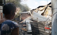 Dãy nhà trọ ở Sài Gòn sụp đổ trong biển lửa, nhiều gia đình nghèo bật khóc vì tài sản bị thiêu rụi