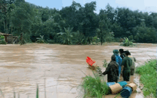 Cảnh sát dũng cảm đi dây trên dòng lũ lớn, cứu 9 người mắc kẹt ở huyện miền núi Quảng Nam
