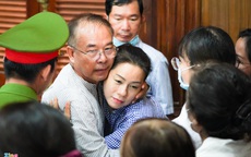 Ông Nguyễn Thành Tài ôm người thân sau khi nhận án 8 năm tù