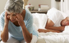 Mất ngủ, khó ngủ, làm sao để cải thiện giấc ngủ cho người cao tuổi?