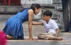 Tiểu hoàng tử Thái Lan từng gây chú ý khi quỳ lạy mẹ trong giây phút mãi chia xa gây bất ngờ với hình ảnh hiện tại