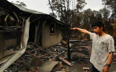 Về nhà nhìn thấy cảnh tan hoang, cậu bé bị sốc vì không còn nơi để ở trong thảm họa cháy rừng ở Úc