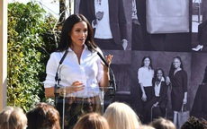 Meghan Markle "coi thường" gia đình nhà chồng: Rục rịch ký kết các hợp đồng béo bở, bất chấp việc Nữ hoàng Anh chưa đưa ra quyết định cuối cùng