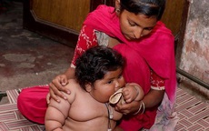 8 tháng tuổi đã gần 20kg, cuộc sống của bé gái nặng ký nhất Ấn Độ hiện tại như thế nào sau 3 năm phát triển với tốc độ chóng mặt?