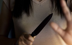 Đang ở nhà một mình thì bị gã hàng xóm đột nhập vào nhà cưỡng hiếp, người phụ nữ cầm dao làm bếp cắt luôn "của quý" của người đàn ông