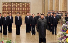 Chủ tịch Kim Jong-un viếng Cung điện Mặt trời