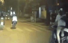 Chở nhau trên xe máy không đội mũ bảo hiểm, màn đổi xế của 2 cô gái trẻ khiến tài xế đi sau phải bấm còi cảnh bảo liên tục
