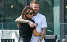 Ở tuổi U50 David Beckham vẫn khóa môi bà xã giữa nơi công cộng, tình tứ chẳng thua kém gì con trai và bạn gái