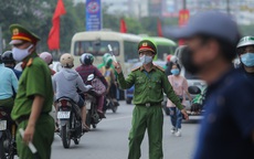 Người dân lỉnh kỉnh đồ đạc ùn ùn trở lại Thủ đô Hà Nội sau kì nghỉ lễ