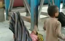 Nghẹn lòng bé trai cố đánh thức mẹ vừa qua đời do nắng nóng kỷ lục ở Ấn Độ