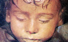 Bí ẩn xác ướp bé gái xinh xắn được ví như phiên bản thật của "Công chúa ngủ trong rừng", 100 năm tuổi vẫn còn chớp mắt