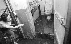 Thảm án trong nhà vệ sinh: Con gái ngoan hiền tự tay vấy bẩn chính mình khi sát hại bố mẹ và động cơ gây án đến hiện tại vẫn là ẩn số