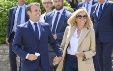 Khoảnh khắc Tổng thống Pháp thể hiện tình cảm tinh tế, ngọt ngào với người vợ hơn 25 tuổi giữa đám đông khiến người hâm mộ phát cuồng