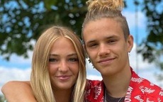 Con trai 17 tuổi của danh thủ Beckham khoe bạn gái và đã đính hôn