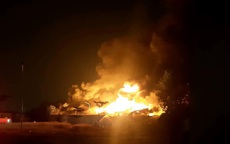 Cháy lớn trong đêm, công ty sản xuất pallet gỗ chìm trong biển lửa