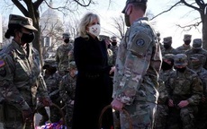 Hành động bất ngờ của vợ chồng ông Biden với lính Vệ binh quốc gia Mỹ