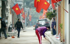 Hà Nội: Người dân trong khu cách ly dọn dẹp đường phố, sẵn sàng... đón Tết sớm