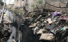 Hà Nội: Dân Thụy Khuê "khốn khổ" sống cùng "bể phốt lộ thiên" dài 3km xây gần 10 năm vẫn chưa hoàn thiện