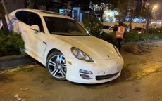 Tài xế nghi bị đột qụy, xe Porsche mất lái tông đổ nhiều cây xanh