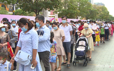Nhan nhản người dân đi chơi Tết tại đường hoa Nguyễn Huệ, công viên Tao Đàn 'quên' đeo khẩu trang giữa mùa dịch COVID-19