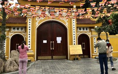 Hà Nội: Đền chùa đóng cửa vì COVID-19, người dân vái vọng trong ngày khai xuân