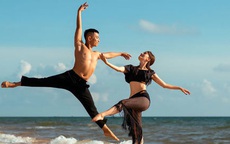 Khánh Thi và chồng kém 12 tuổi khiêu vũ trên bờ biển