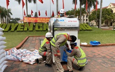 Cận cảnh việc lắp đặt cây ATM gạo đầu tiên tại Hải Dương