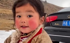 Tiểu thiên sứ Tây Tạng gây sốt trên MXH với nụ cười tỏa nắng, đáng chú ý hơn cả là phản ứng của nhân vật chính với sự nổi tiếng này