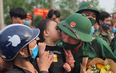 Những hình ảnh xúc động tại lễ tiễn chân tân binh lên đường nhập ngũ ở Thừa Thiên – Huế