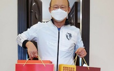 Thủ tướng Nguyễn Xuân Phúc tặng quà Tết cho HLV Park Hang Seo