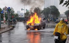 BMW bất ngờ bốc cháy dữ dội giữa phố Hà Nội, nguyên nhân gây nhiều tò mò