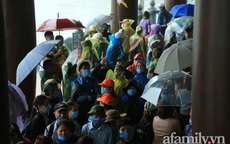 Mặc trời mưa, hàng vạn người đổ xô về chùa Tam Chúc du xuân lễ bái, ban quản lý buộc phải dừng bán vé vì quá tải