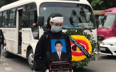 Thủ tướng Nguyễn Xuân Phúc và Phó thủ tướng Vũ Đức Đam gửi vòng hoa viếng nhà văn Nguyễn Huy Thiệp