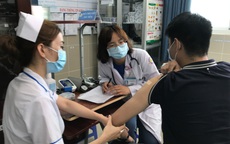 TP.HCM: Những y, bác sĩ đầu tiên ở bệnh viện quận huyện được tiêm vaccine COVID-19