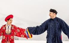 Cô gái Việt và chồng Tây chụp ảnh cưới cổ phục giữa tuyết trắng