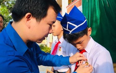 Trao tặng Huy hiệu “Tuổi trẻ dũng cảm” cho học sinh Quảng Trị cứu người đuối nước