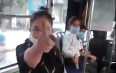 Đeo khẩu trang không đúng quy định, người phụ nữ bị mời xuống xe buýt liền chỉ tay nói lớn