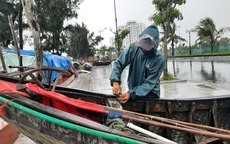 Ngư dân Sầm Sơn đưa thuyền lên đường phố tránh bão
