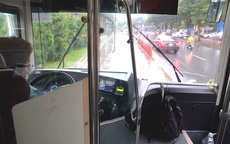 Cận cảnh ghế ngồi trống không của những chuyến xe  buýt Hà Nội trong ngày đầu hoạt động trở lại