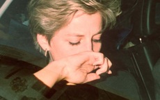 Khoảnh khắc Công nương Diana bật khóc trong xe hơi khiến triệu người đau lòng: Lý do đằng sau còn đáng thương hơn nữa