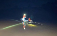 Nỗ lực tìm kiếm 2 người mất tích vì rơi xuống biển và lật thuyền trên sông