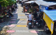Ảnh: Khu chợ đầu tiên tại Hà Nội vẽ ô, kẻ vạch, phân luồng giao thông để phòng dịch Covid-19